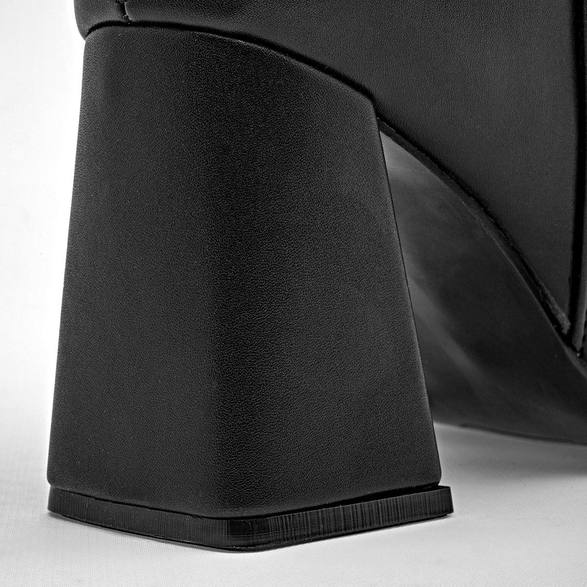 Bota Elegante para Mujer  marca Mimar 721 Negro Tacon 8cm Tubo 36cm