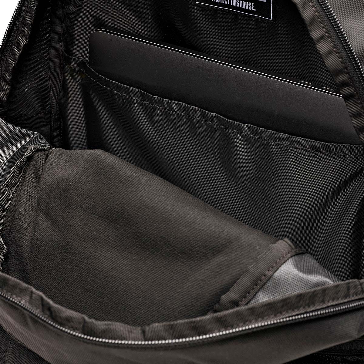 Mochila UA Hustle Lite Backpack para Hombre marca Under Armourcod. 138630